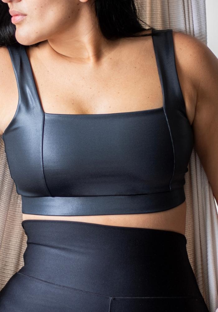crop top negro tela efecto cuero