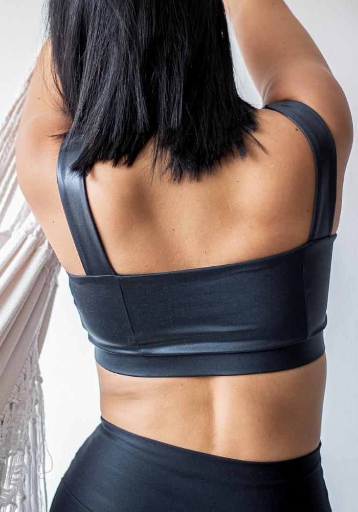 crop top negro efecto cuero