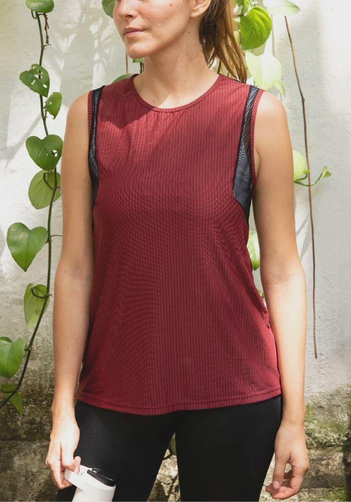 Camisilla deportiva color vino