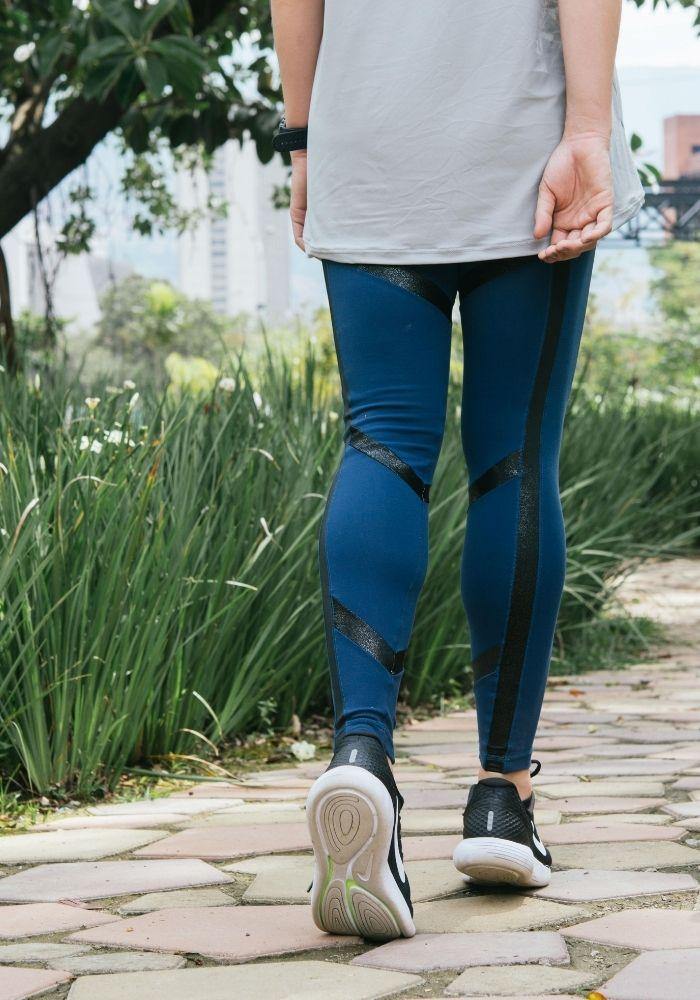 Legging deportivo para mujer tiro alto con cortes lineales - Tienda online de ropa deportiva Kinema